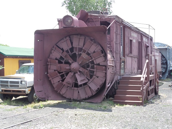 Rotary snow plow blade